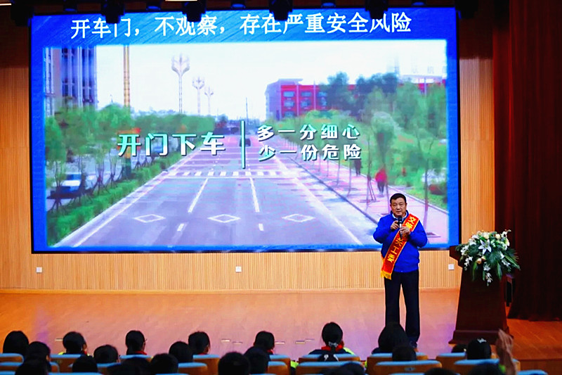 1732233857770526.jpg 江苏省南京市政法系统关工委法治报告团走进校园开展交通安全普法宣讲活动(1).jpg