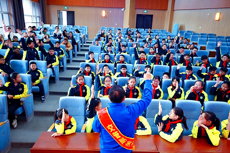 1732233865574193.jpg 江苏省南京市政法系统关工委法治报告团走进校园开展交通安全普法宣讲活动(2).jpg