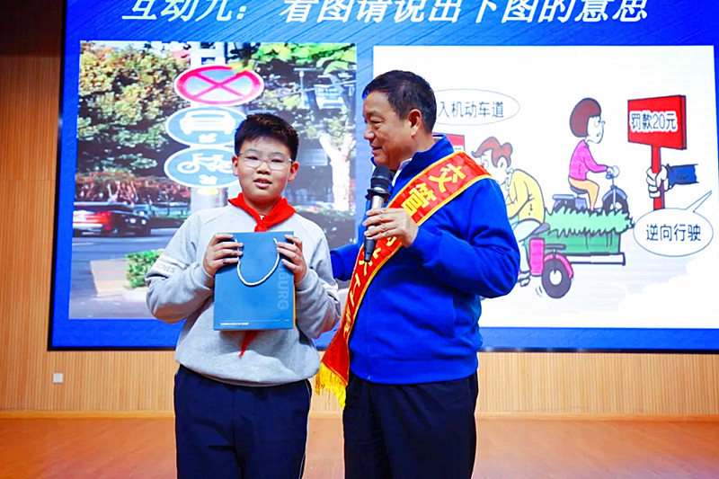 1732233873553436.jpg 江苏省南京市政法系统关工委法治报告团走进校园开展交通安全普法宣讲活动(4).jpg