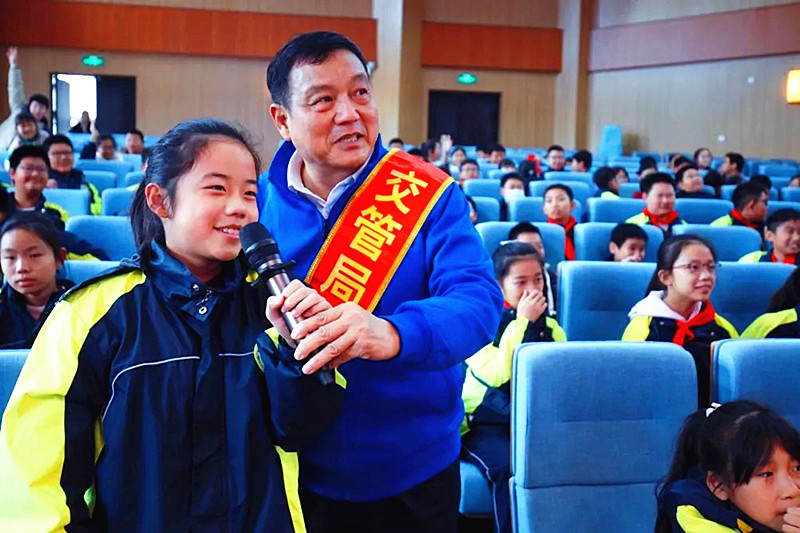 1732233881535837.jpg 江苏省南京市政法系统关工委法治报告团走进校园开展交通安全普法宣讲活动(5).jpg