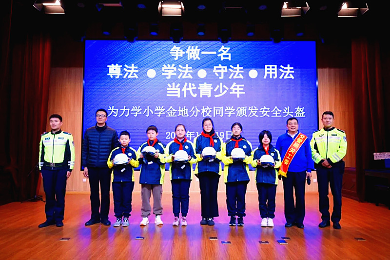 1732233891950258.jpg 江苏省南京市政法系统关工委法治报告团走进校园开展交通安全普法宣讲活动(6).jpg