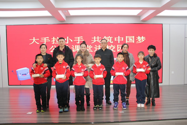为学生们捐赠书籍和借阅卡.jpg