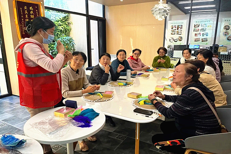 1732321036199255.jpg 江苏省南京市玄武区徐庄社区关工委组织“五老”开展 “点翠胸针”手工制作活动 (1).jpg
