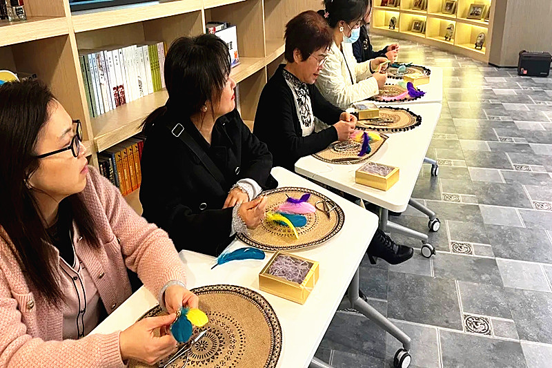 1732321045231521.jpg 江苏省南京市玄武区徐庄社区关工委组织“五老”开展 “点翠胸针”手工制作活动 (2).jpg