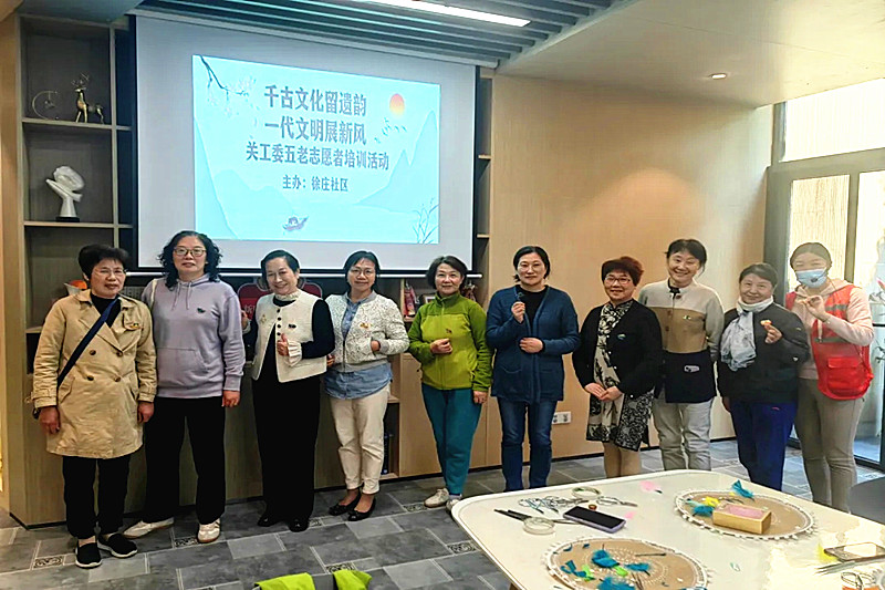 1732321061195778.jpg 江苏省南京市玄武区徐庄社区关工委组织“五老”开展 “点翠胸针”手工制作活动 (4).jpg
