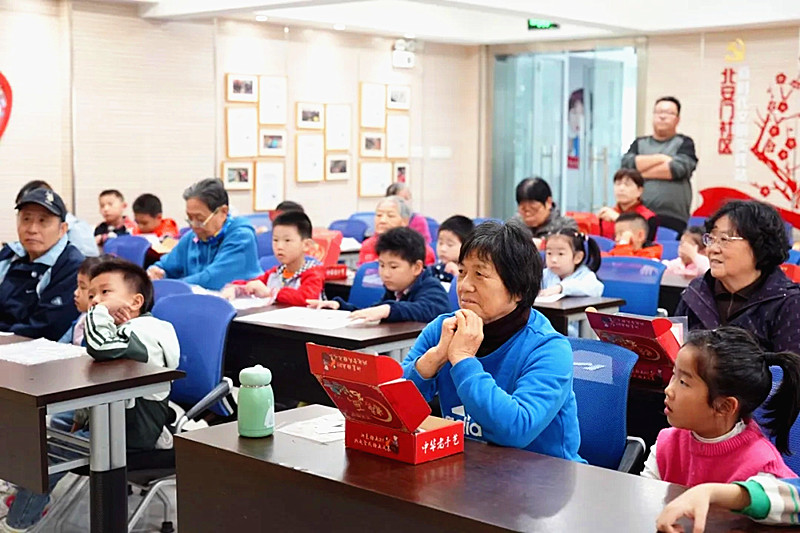 1732407238505676.jpg 江苏省南京市玄武区北安门社区关工委开展传承中华传统糖画手艺制作活动(2).jpg