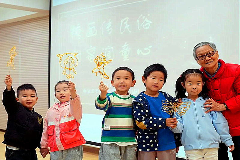 1732407257920743.jpg 江苏省南京市玄武区北安门社区关工委开展传承中华传统糖画手艺制作活动(4).jpg