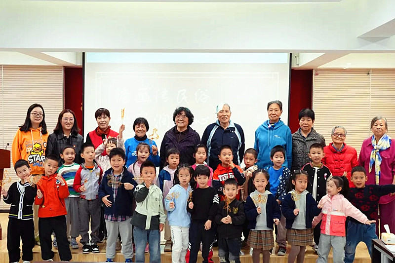 1732407264356602.jpg 江苏省南京市玄武区北安门社区关工委开展传承中华传统糖画手艺制作活动(5).jpg
