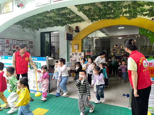 1732442063873775.jpg 2024年11月13日,金绿洲社区新时代文明实践站、关工小组联合迪米亚幼儿园邀请河西消防大队的指导员开展“消防在‘童’心,防患于未‘燃’消防演练活动。1.jpg