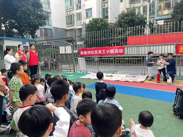 1732442080394804.jpg 2024年11月13日,金绿洲社区新时代文明实践站、关工小组联合迪米亚幼儿园邀请河西消防大队的指导员开展“消防在‘童’心,防患于未‘燃’消防演练活动。2.jpg