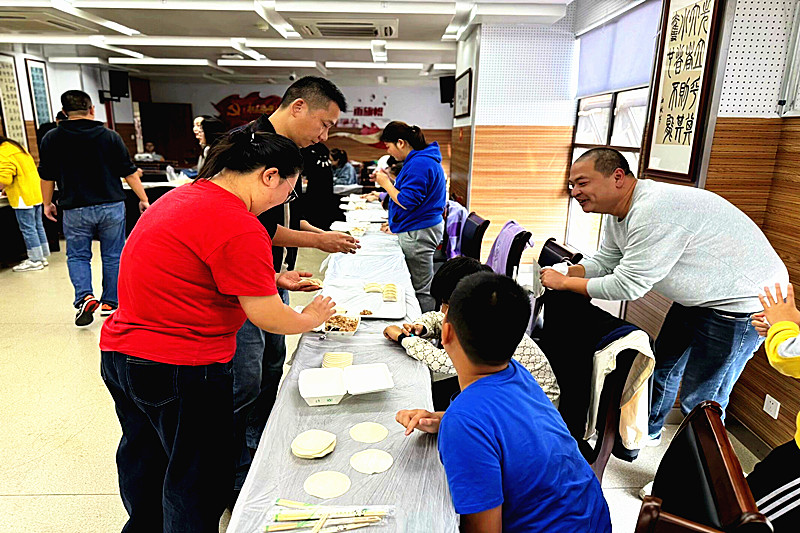 1732485719749425.jpg 江苏省南京市秦淮区世茂花园社区关工委开展“立冬暖意浓,亲子乐无穷”主题活动(3).jpg