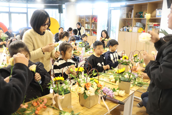 1732598375114134.png 同里镇湿地学插花 巧手展才华2.png