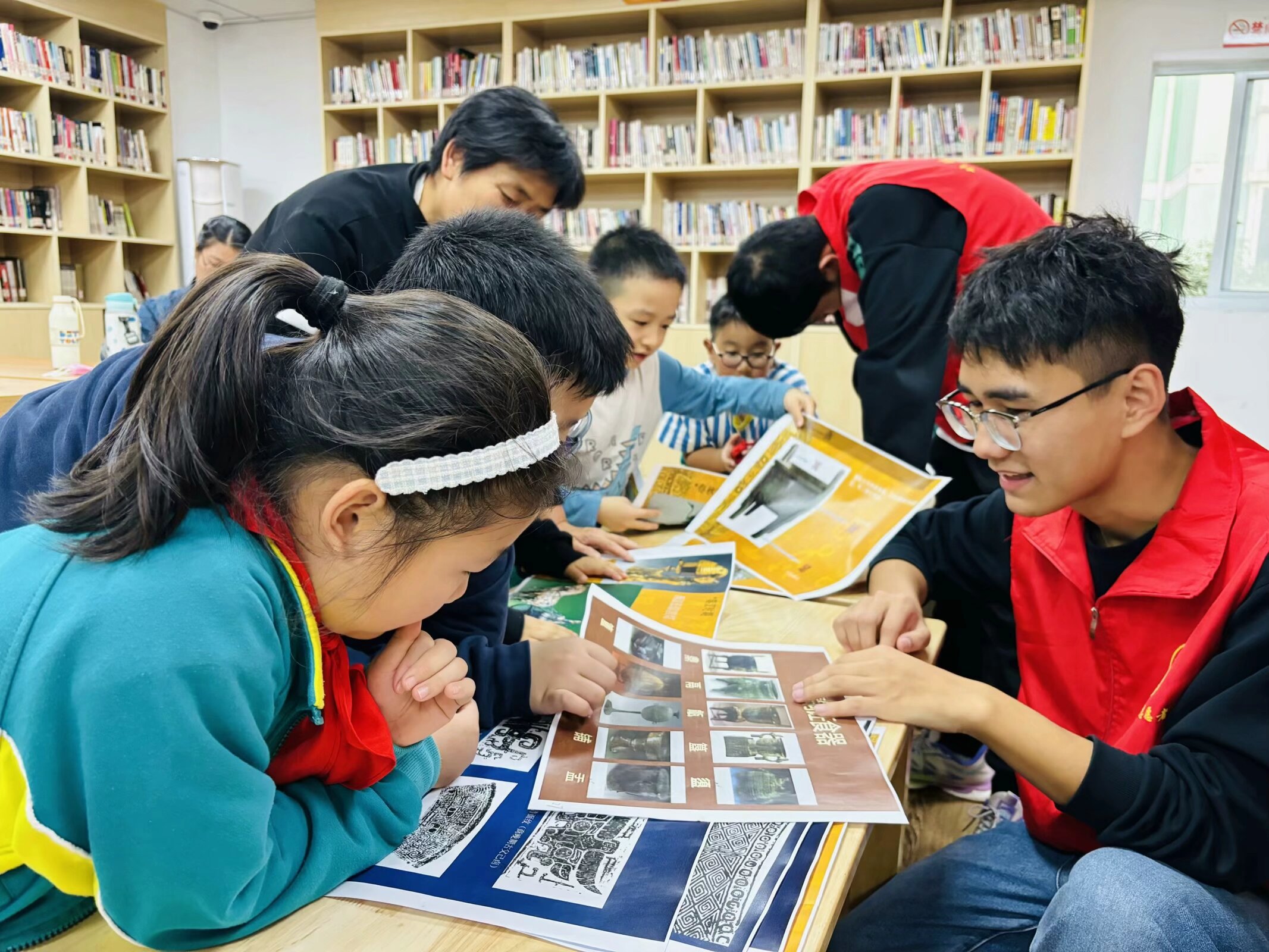 1732610165891946.jpeg 志愿者带领少年儿童学习青铜器相关历史文化知识 2.jpeg