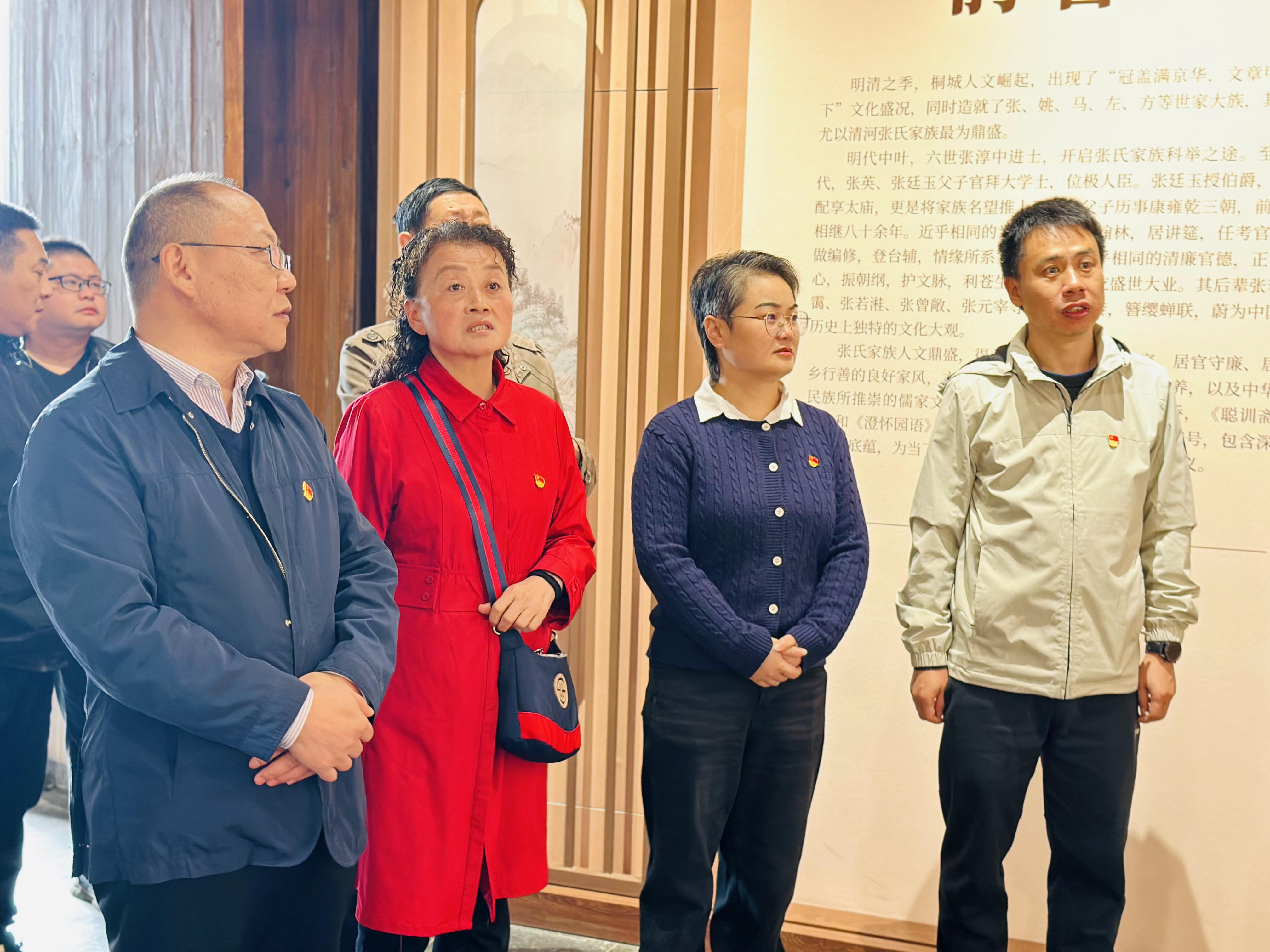 1732669193598676.jpg 党员同志们走进六尺巷,参观走访桐城文化博物馆、桐城文庙以及桐城老街等处 2.jpg