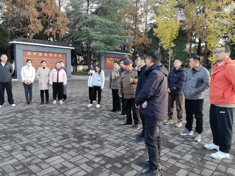 11.27陵园讲党史1.jpg