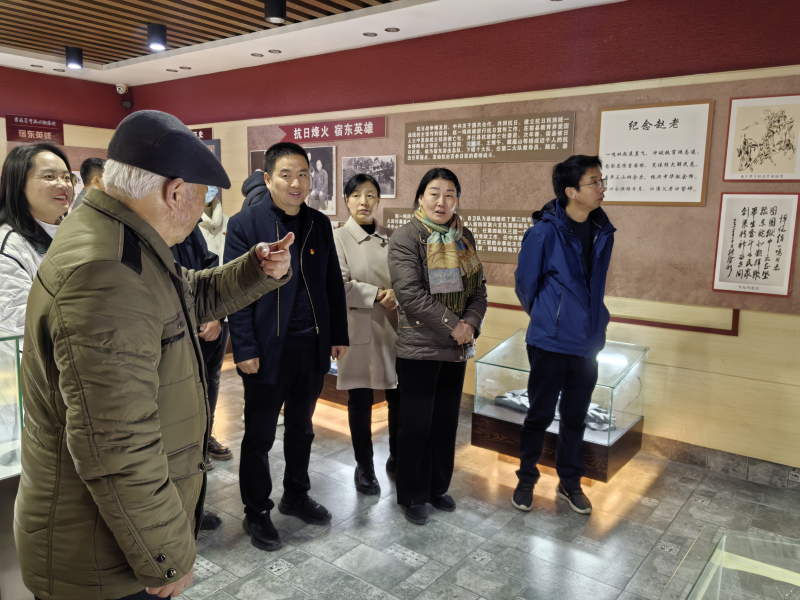 11.27陵园讲党史3.jpg