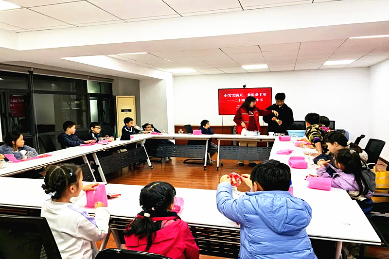 江苏省南京市玄武区百子亭社区关工委开展“小雪雪满天，来年必丰年”活动(1).jpg