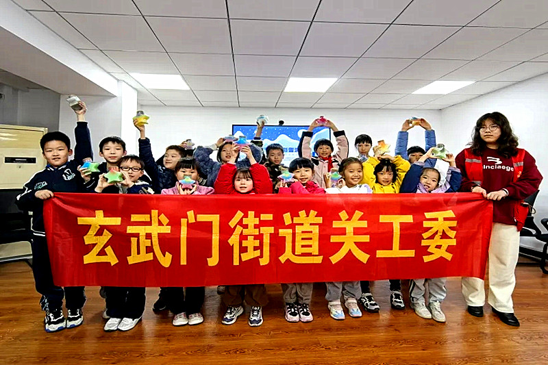 江苏省南京市玄武区百子亭社区关工委开展“小雪雪满天，来年必丰年”活动(3).jpg