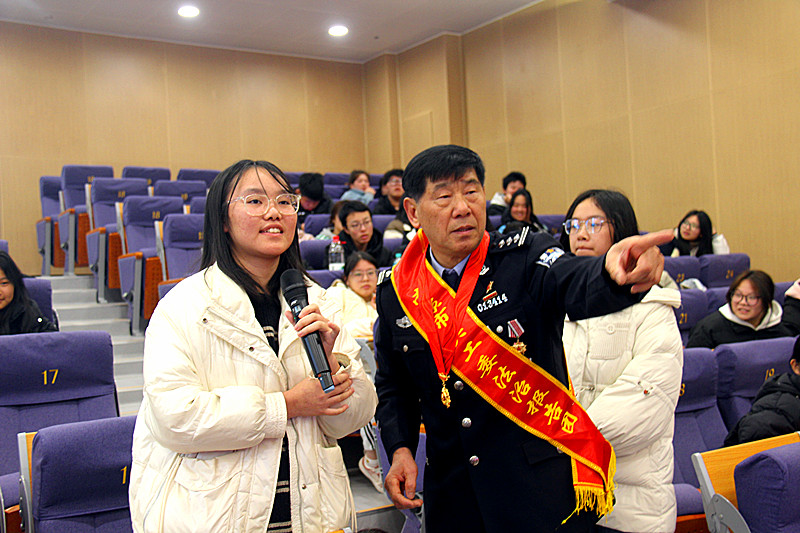 江苏省南京市政法系统关工委“大思政课”走进校园开展“法治宣讲”报告活动(5).jpg