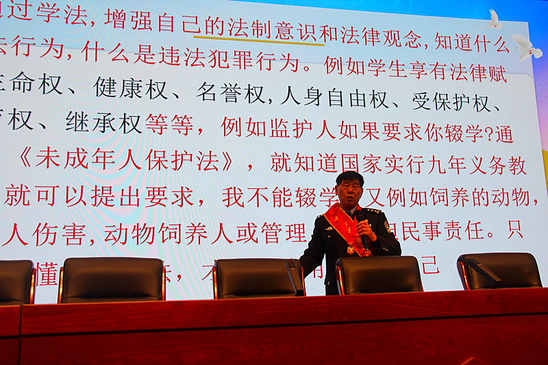 1733039536428333.jpg 江苏省南京市玄武区关工委“大思政课”宣讲员走进南京工程高等职业学校开展“法治宣讲”(3).jpg