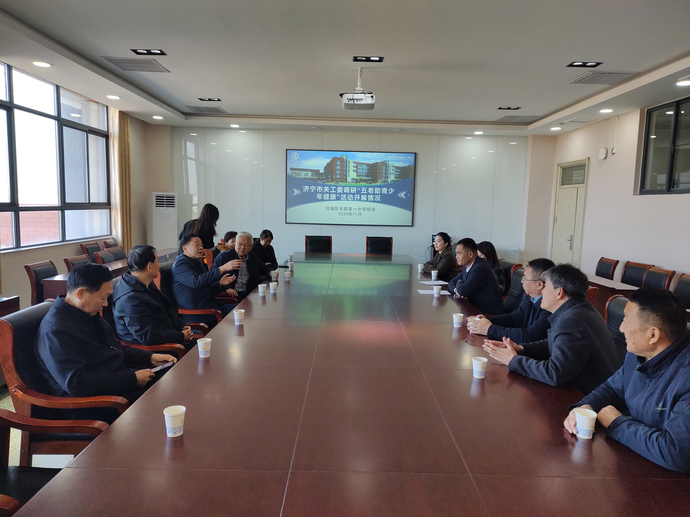 济宁市关工委来任城区调研“‘五老’助青少年健康”活动开展情况，在安居一中座谈 - 副本.jpg