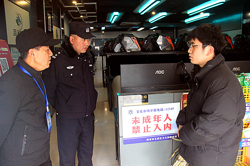 1734310088223062.jpg 江苏省玄武湖街道关工委联合开展“网吧巡查”为青少年守护网吧净土(2).jpg