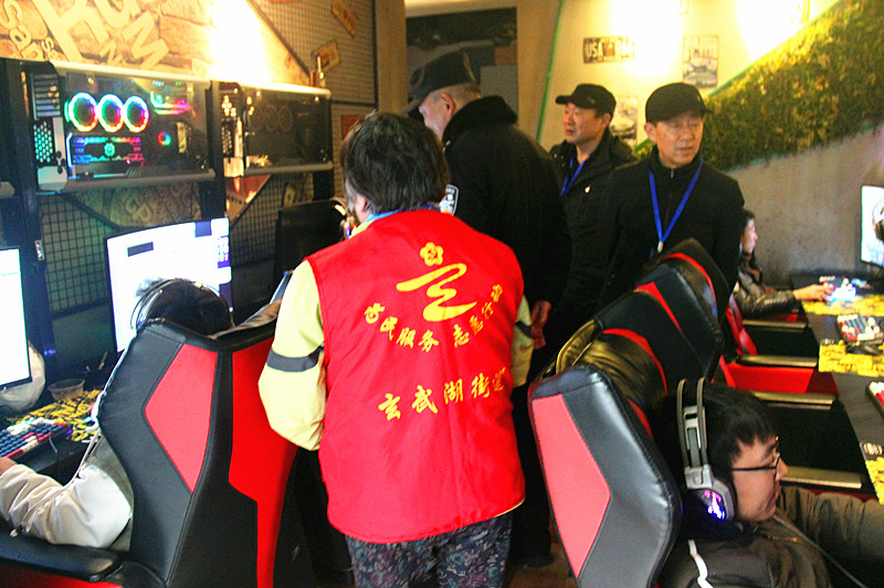 1734310094746590.jpg 江苏省玄武湖街道关工委联合开展“网吧巡查”为青少年守护网吧净土(3).jpg