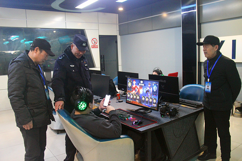 1734310101368975.jpg 江苏省玄武湖街道关工委联合开展“网吧巡查”为青少年守护网吧净土(4).jpg