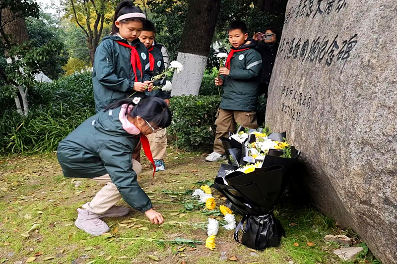 江苏省南京市玄武区富贵山社区关工委开展“铭记国殇历史,共筑爱国情怀”主题教育(3).jpg