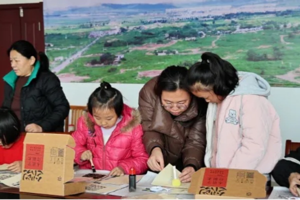 1734420495265033.jpg 志愿者带领孩子们体验活字印刷.jpg