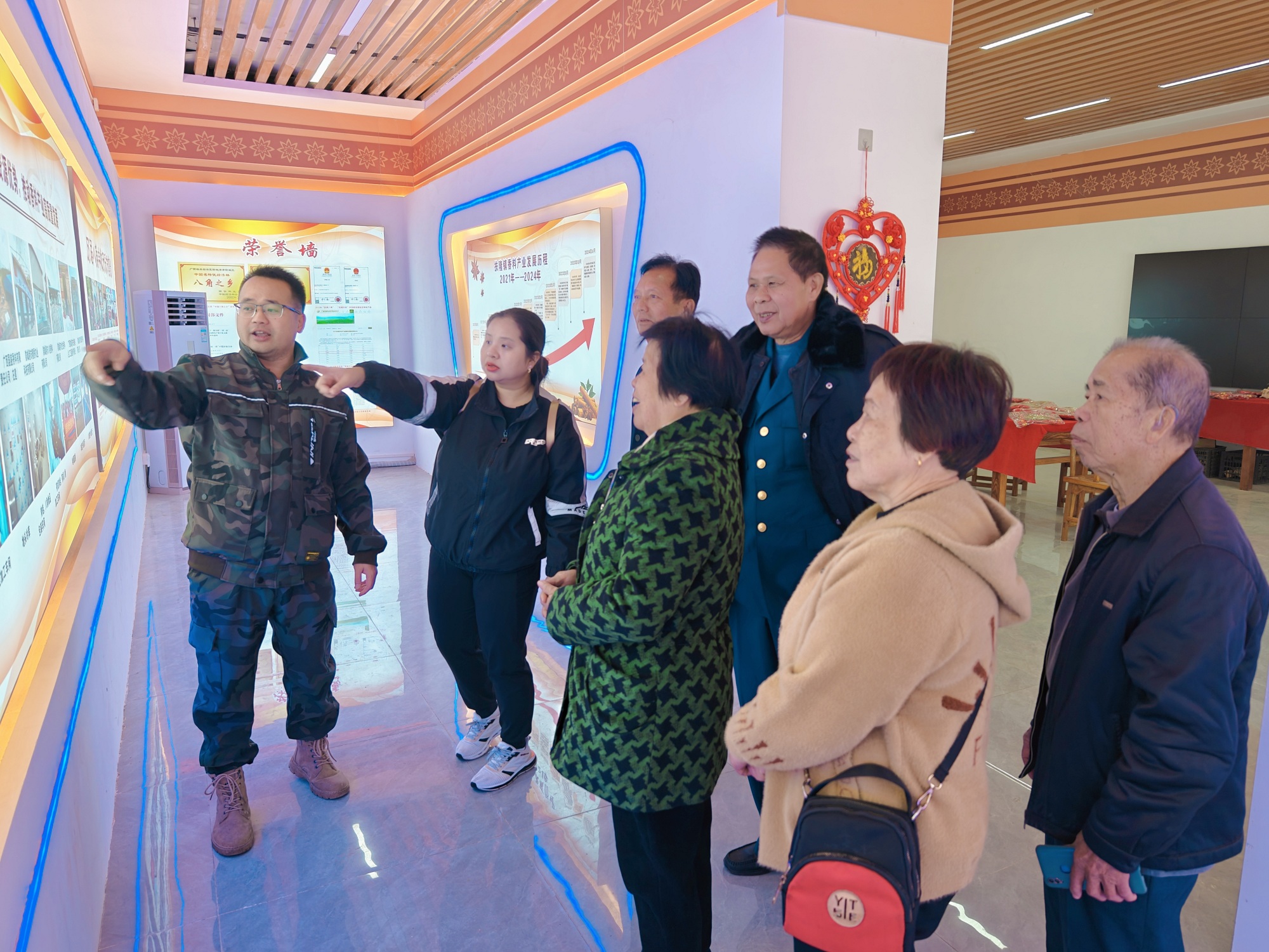 1734482606323514.jpg “五老”成员于扶隆镇民族团结产业示范基地参观学习1.jpg