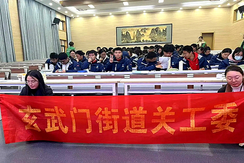 江苏省南京市玄武区天山路社区关工委联合开展“变废为宝，环保先行”垃圾分类微宣传活动(2).jpg