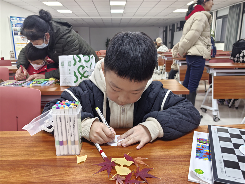 1734592058448351.jpg 合肥市包河区烟墩街道清水冲社区关工委开展童心彩绘 妙笔生“徽”DIY自制徽章 (1).jpg