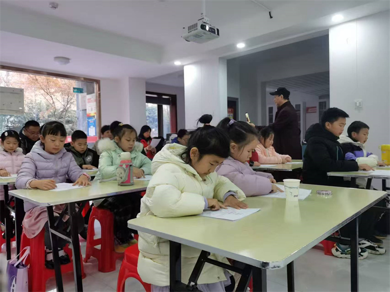 1734592127252893.jpg 合肥市包河区烟墩街道清水冲社区关工委开展“国学经典 润泽童年”公益课堂 (1).jpg