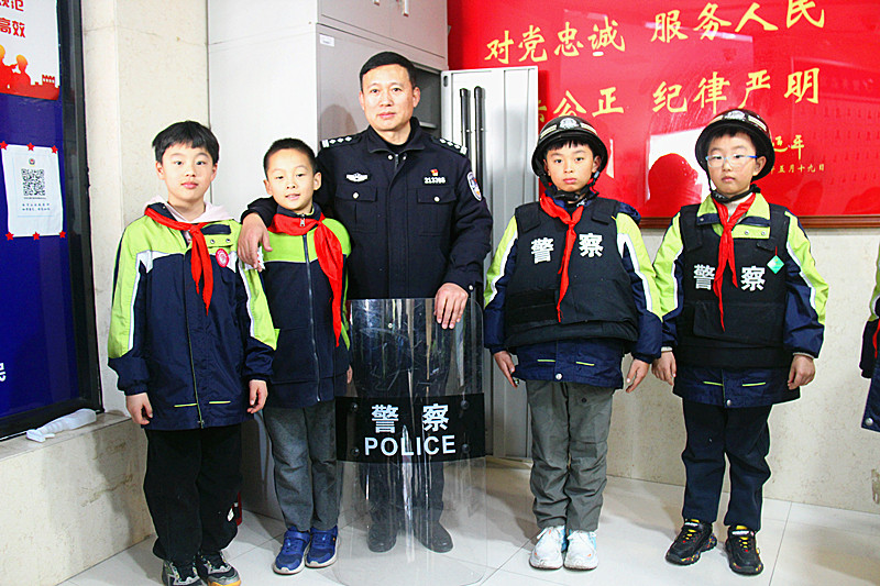 1734625093640681.jpg 江苏省南京市玄武区玄武湖街道关工委联合开展“警营开放日”活动(4).jpg