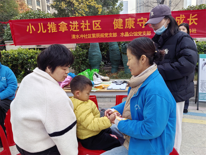 合肥市包河区烟墩街道清水冲社区关工委开展健康守护 伴你童行——中医小儿推拿义诊服务活动 (3).jpg