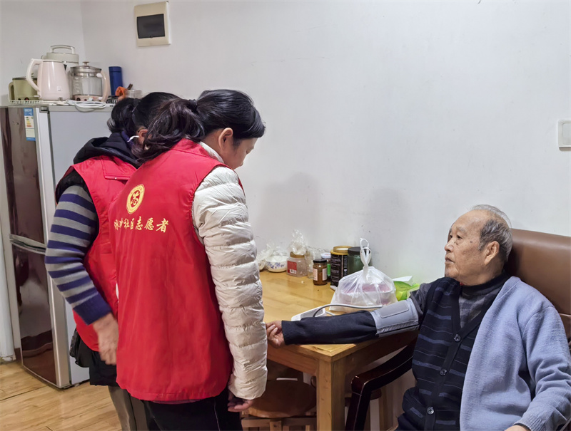 1734658366616387.jpg 合肥市包河区烟墩街道清水冲社区关工委开展“关爱老年人 入户量血压”活动 (2).jpg