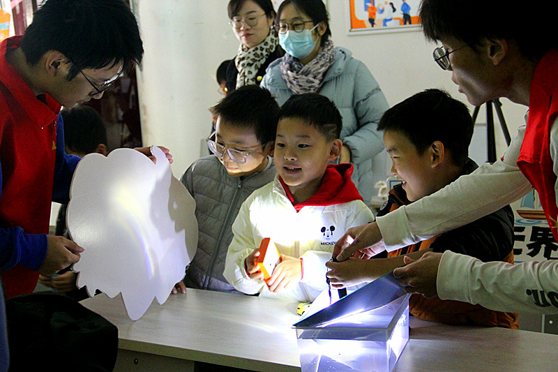 江苏省南京市鼓楼区南秀村社区关工委联合开展“我们一起造彩虹”科学探索之旅活动(3).jpg