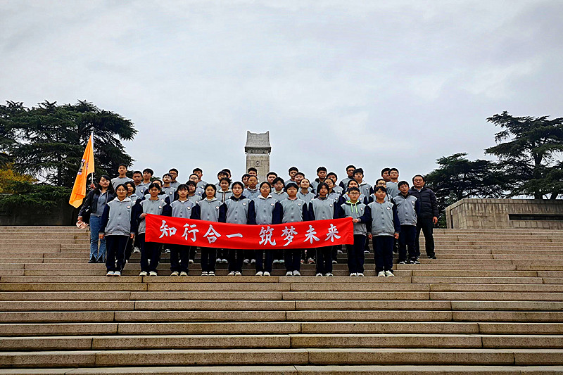 1734867497732602.jpg 江苏省南京市高淳区固城中学关工委开展“祭雨花英烈,传红色基因”活动(2).jpg
