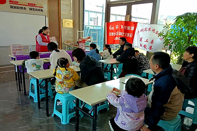 江苏省南京市鼓楼区东炮台社区关工委开展 “名著相伴，趣玩皮影”非遗皮影戏手工制作活动(1).jpg