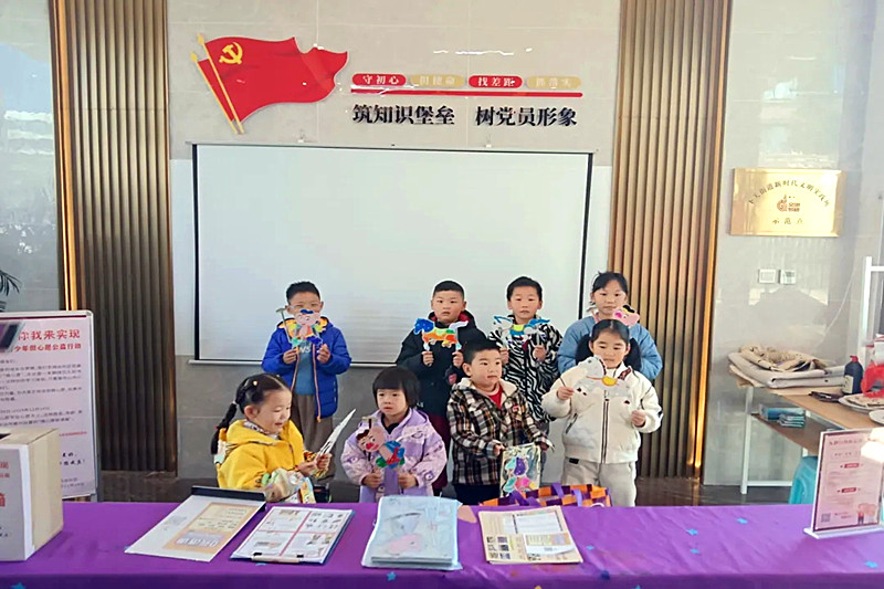 江苏省南京市鼓楼区东炮台社区关工委开展 “名著相伴，趣玩皮影”非遗皮影戏手工制作活动(3).jpg