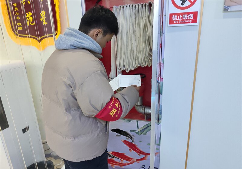 合肥市包河区烟墩街道清水冲社区关工委开展“商铺隐患常排查 筑牢安全‘防火墙’活动 (3).jpg
