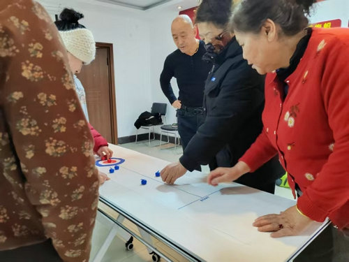 共赴亚冬之约，桌上冰壶新体验1_副本.jpg