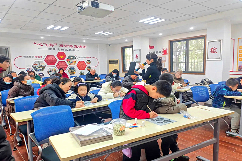 江苏省南京市玄武区香铺营社区组织青少年开展“‘金’彩冬至，‘箔’动童心”金箔画手工制作活动(1).jpg
