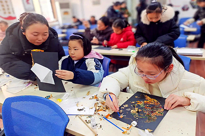 江苏省南京市玄武区香铺营社区组织青少年开展“‘金’彩冬至，‘箔’动童心”金箔画手工制作活动(2).jpg