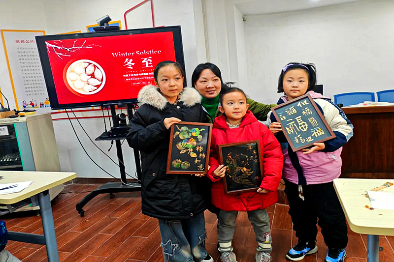江苏省南京市玄武区香铺营社区组织青少年开展“‘金’彩冬至，‘箔’动童心”金箔画手工制作活动(3).jpg