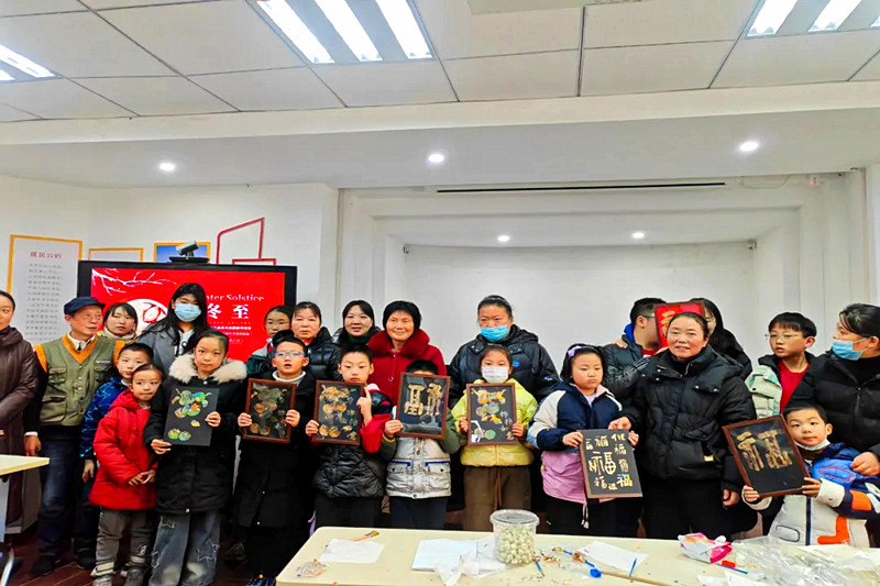 江苏省南京市玄武区香铺营社区组织青少年开展“‘金’彩冬至，‘箔’动童心”金箔画手工制作活动(4).jpg