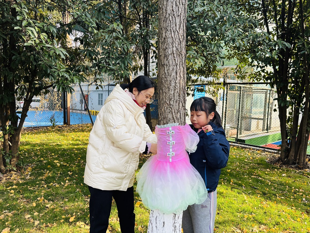 1734999246212075.jpg 亲子家庭一起给小树“穿衣服”.jpg