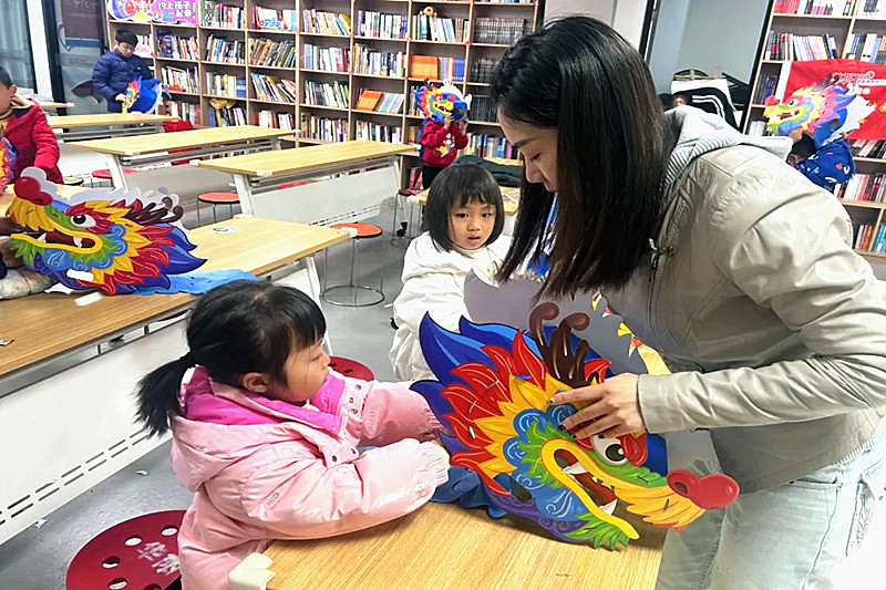 江苏省南京市鼓楼区华阳佳园社区关工委开展“龙行龘龘,欣欣佳园”文化体验活动(3).jpg