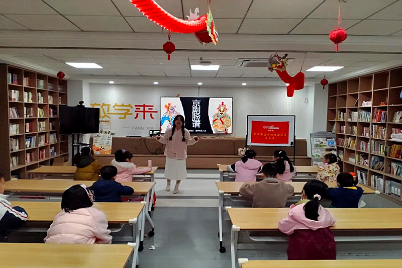 1735094925640131.jpg 江苏省南京市鼓楼区华阳佳园社区关工委联合开展“流光溢彩,京韵悠长”创意脸谱手绘活动(1).jpg